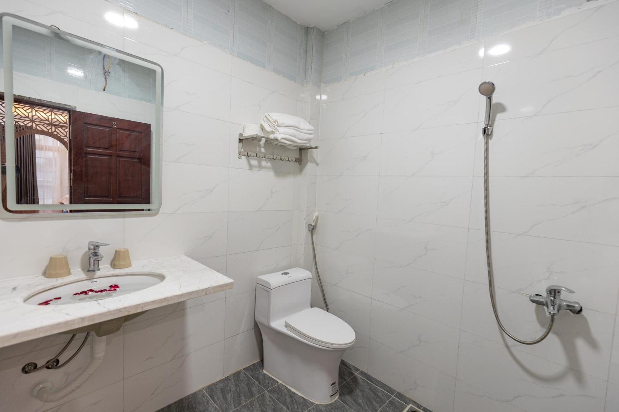 Hoang Gia Hotel Dong Anh Bagian luar foto