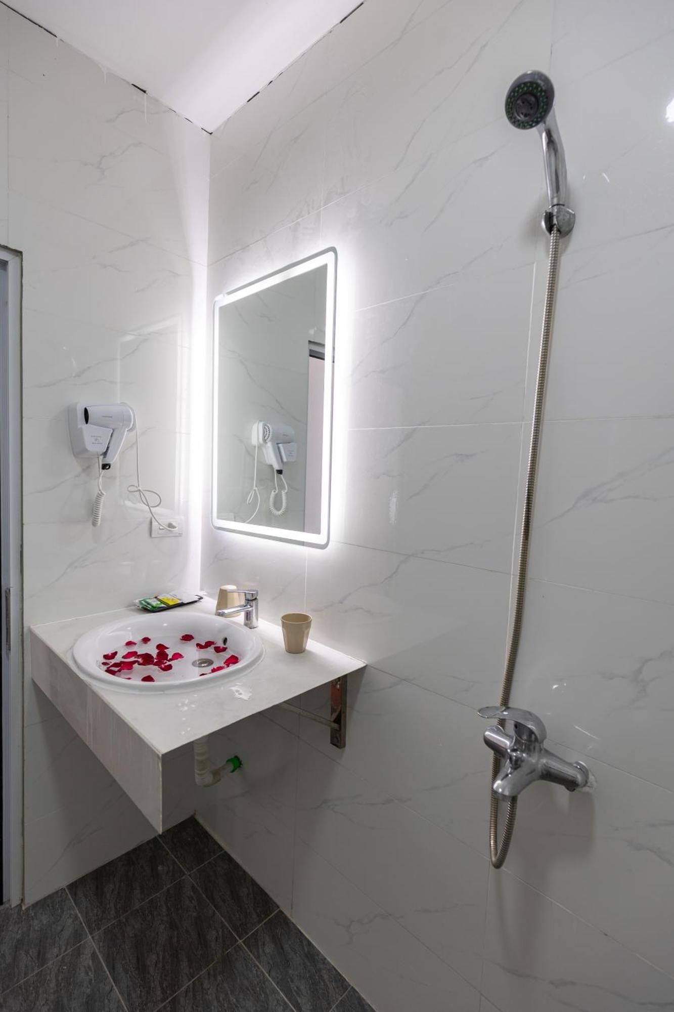 Hoang Gia Hotel Dong Anh Bagian luar foto
